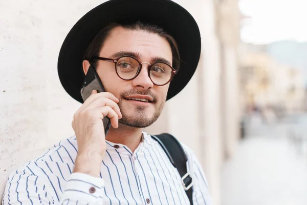 Foto Hombre Caucásico Complacido Con Anteojos Sombrero Negro Hablando Teléfono — Foto de Stock