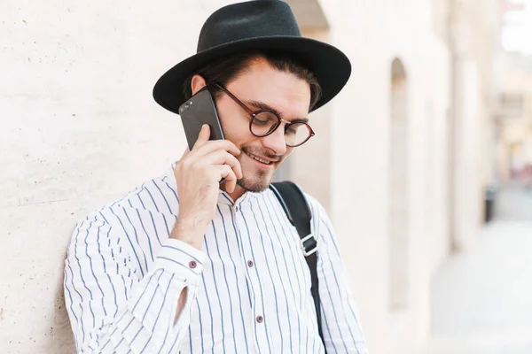 Foto Alegre Hombre Caucásico Con Anteojos Sombrero Negro Hablando Por —  Fotos de Stock