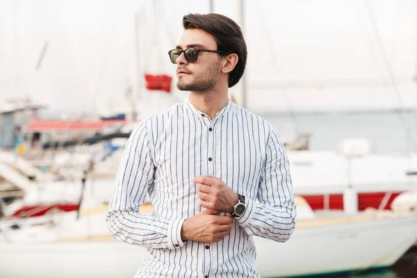 Photo Successful Young Man Wearing Sunglasses Standing Looking Aside While — Stock Photo, Image