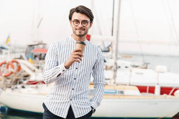 Photo Successful Happy Man Wearing Eyeglasses Standing Drinking Coffee Paper — Stock Photo, Image