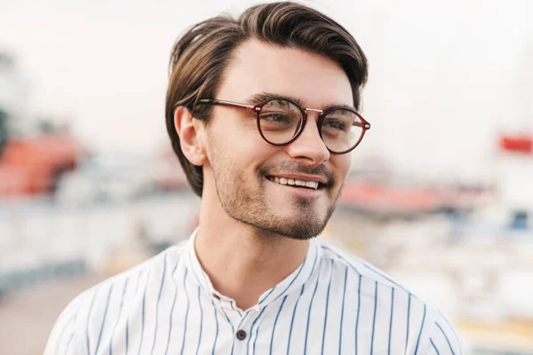 Foto Primer Plano Del Exitoso Hombre Feliz Con Anteojos Sonriendo — Foto de Stock