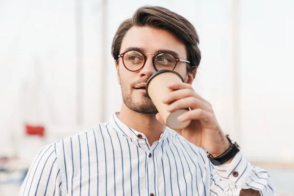 Foto Van Een Succesvolle Jongeman Met Een Bril Staande Koffie — Stockfoto