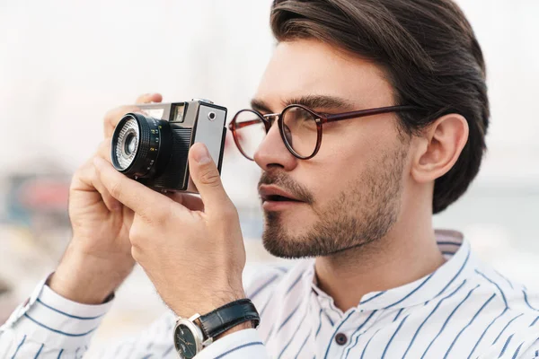 Photo Focused Caucasian Man Wearing Eyeglasses Taking Photo Retro Camera — Stock Photo, Image