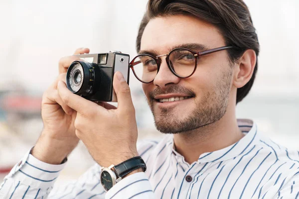 Photo Happy Caucasian Man Wearing Eyeglasses Taking Photo Retro Camera — Stock Photo, Image