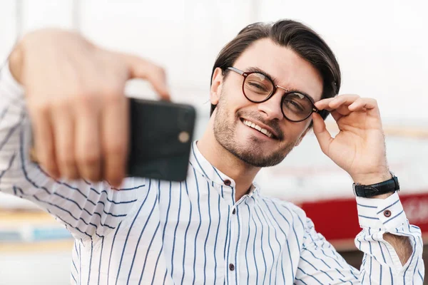 Foto Joven Alegre Usando Anteojos Tomando Foto Selfie Teléfono Inteligente —  Fotos de Stock