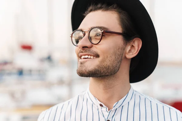 Foto Van Een Vrolijke Ongeschoren Man Met Bril Hoed Opzij — Stockfoto