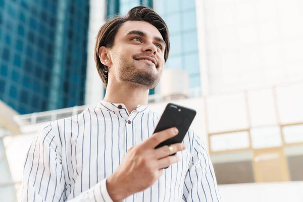 Foto Hombre Guapo Alegre Con Camisa Rayas Escribiendo Teléfono Celular —  Fotos de Stock