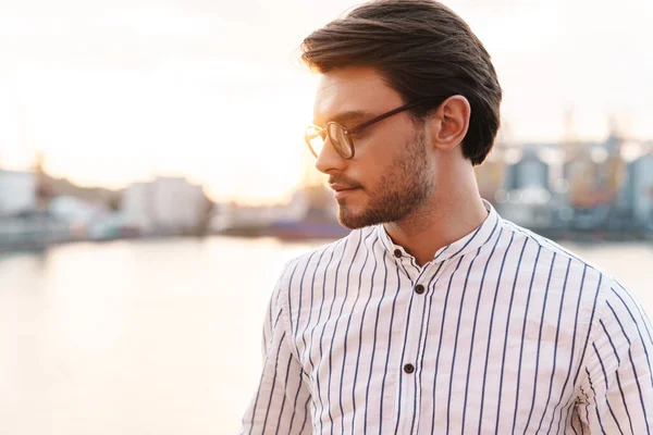 Foto Joven Pensante Con Gafas Pie Mirando Hacia Arriba Mientras — Foto de Stock