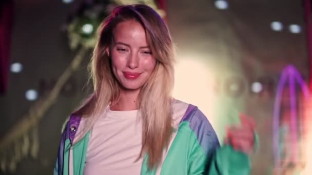 Una Joven Feliz Sonriente Posando Ante Cámara Sobre Brillante Fondo — Vídeos de Stock