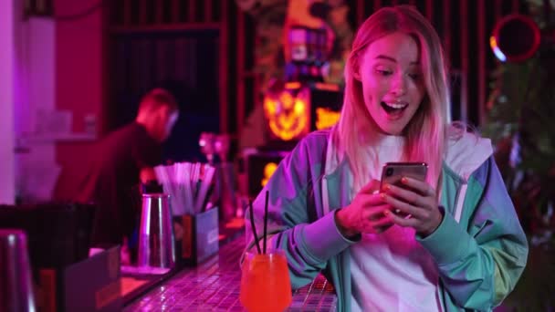 Une Jeune Femme Blonde Souriante Utilise Son Téléphone Boit Cocktail — Video