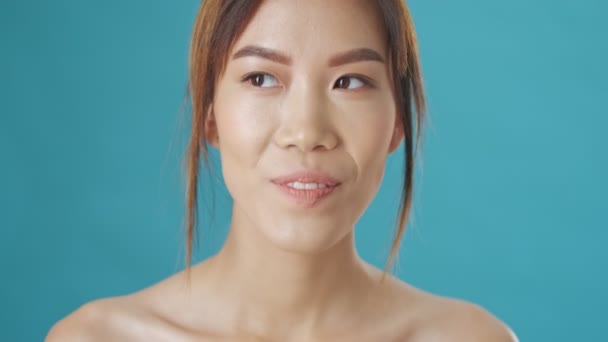 Mutlu Pozitif Asyalı Bir Kadın Mavi Duvar Arkasında Göz Kırpıyor — Stok video
