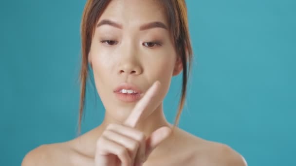 Una Donna Asiatica Seria Sicura Non Sta Facendo Alcun Gesto — Video Stock