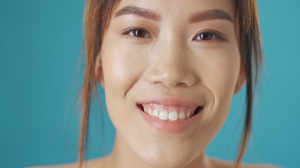 Zbliżenie Widok Wesołej Azjatyckiej Kobiety Śmieje Się Przez Tle Niebieskiej — Wideo stockowe