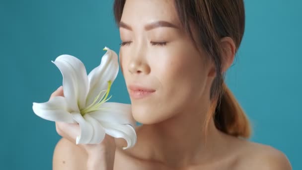 Gorgeous Young Asian Woman Holding Lily Flower While Looking Camera — Stock Video