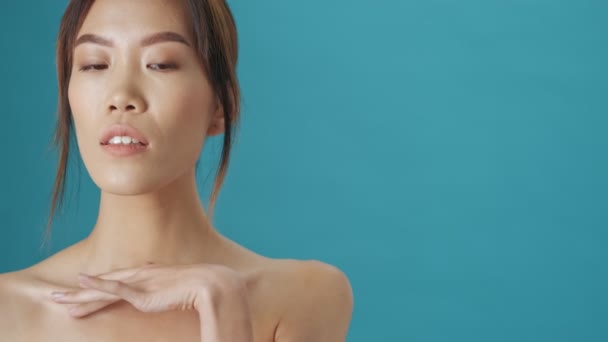 Wspaniała Młoda Azjatycka Kobieta Pokazuje Wolną Przestrzeń Dłoni Tle Niebieskiej — Wideo stockowe