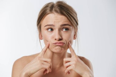 Güzel bir portre. Sarışın, yarı çıplak bir kadın. Saçları bağlanmış.