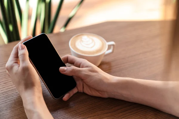 Foto Wanita Muda Kaukasia Menggunakan Ponsel Dan Minum Kopi Sambil — Stok Foto