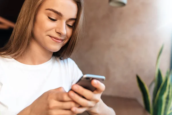 Fotografie Radostné Mladé Ženy Pomocí Mobilu Úsměvem Při Posezení Útulné — Stock fotografie