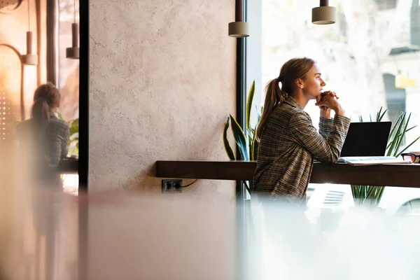 Foto Una Mujer Encantadora Seria Usando Ordenador Portátil Estudiando Mientras — Foto de Stock