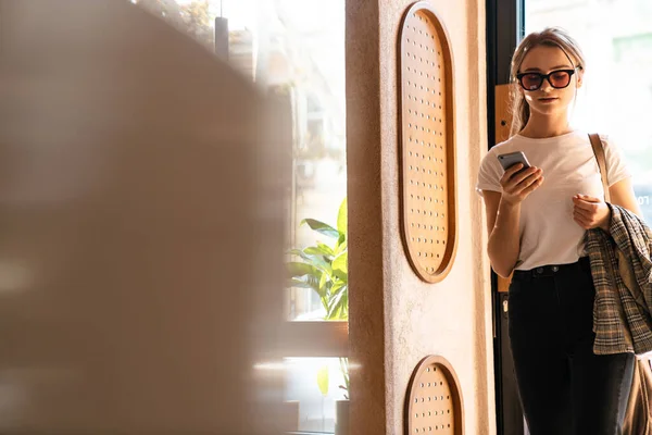 Foto Pensar Mujer Encantadora Gafas Sol Usando Teléfono Celular Mientras — Foto de Stock
