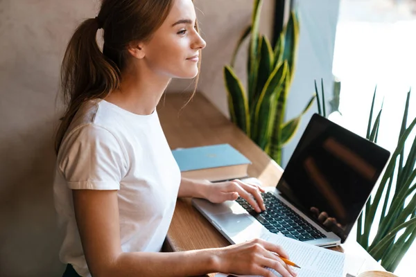 Foto Mulher Bonito Satisfeito Usando Laptop Estudando Com Livro Exercícios — Fotografia de Stock