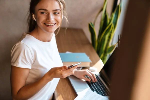 Foto Mujer Linda Sonriente Que Estudia Con Ordenador Portátil Los — Foto de Stock