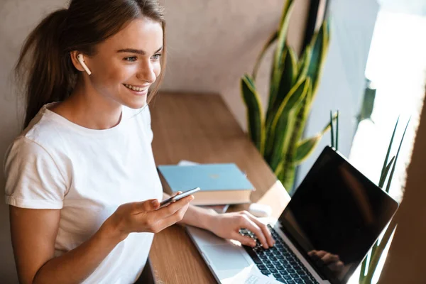 Foto Una Linda Mujer Sonriente Estudiando Con Teléfono Celular Auriculares — Foto de Stock