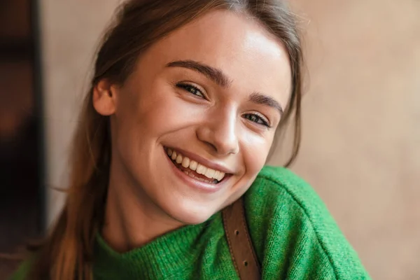 Zdjęcie Szczęśliwej Pięknej Kobiety Zielonym Swetrze Patrząc Śmiejąc Się Kamery — Zdjęcie stockowe