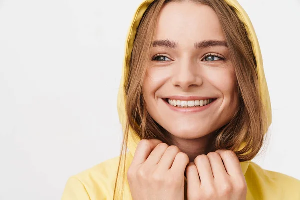 Foto Close Van Vrolijke Mooie Vrouw Regenjas Kijken Naar Camera — Stockfoto