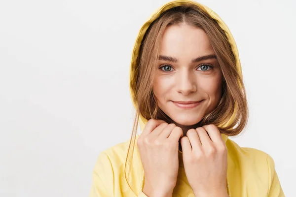 Foto Primer Plano Alegre Hermosa Mujer Impermeable Mirando Cámara Sonriendo — Foto de Stock