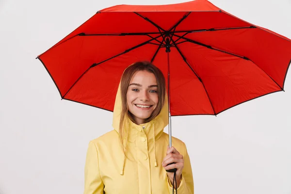 照片上穿着雨衣的美丽的快乐女人拿着雨伞 在白色的背景下面带微笑 — 图库照片