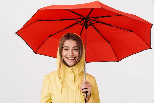 Zdjęcie Radosnej Pięknej Kobiety Płaszczu Przeciwdeszczowym Trzymającej Parasol Uśmiechającej Się — Zdjęcie stockowe