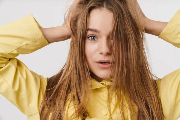 Foto Una Hermosa Mujer Alegre Impermeable Burlándose Con Cabello Aislado — Foto de Stock