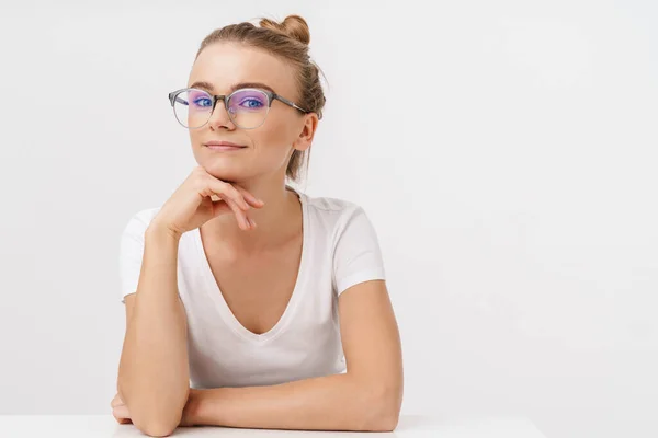 Foto Una Hermosa Mujer Complacida Gafas Posando Mirando Cámara Aislada —  Fotos de Stock