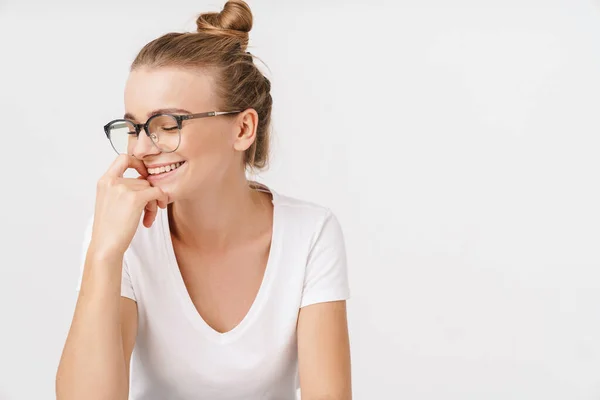 Gözlüklü Güzel Mutlu Kadının Resmi Gözleri Kapalı Gülüyor Beyaz Arka — Stok fotoğraf