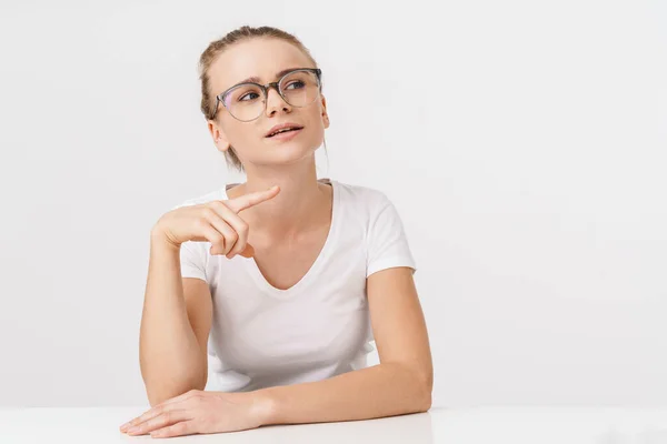 Foto Van Blonde Denkende Vrouw Bril Wijzende Vinger Wijzende Vinger — Stockfoto