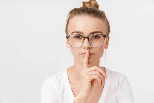 Foto Van Een Mooie Blanke Vrouw Een Bril Die Zwijgzaam — Stockfoto