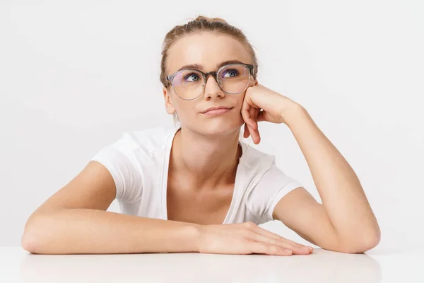 Photo Nice Thinking Woman Eyeglasses Looking Upward While Leaning Table — Stock Photo, Image