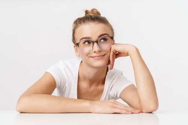 Foto Bella Donna Soddisfatta Occhiali Vista Sorridente Mentre Appoggia Sul — Foto Stock