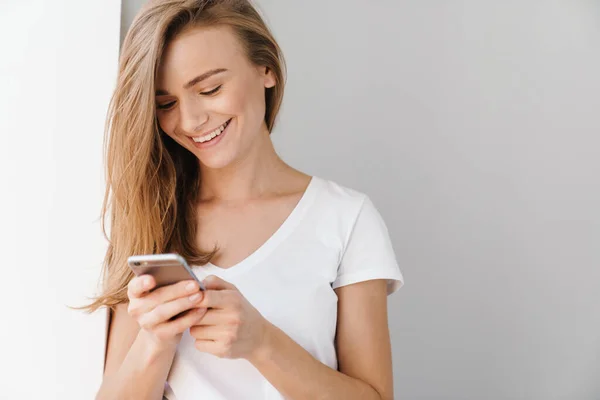 Foto Van Mooie Vrolijke Vrouw Casual Shirt Met Behulp Van — Stockfoto