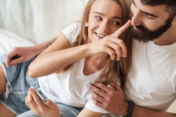 Image Happy Young Couple Making Fun Using Cellphone While Hugging — Stock Photo, Image