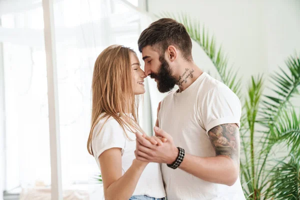 Imagen Pareja Romántica Sonriente Abrazándose Bailando Habitación Luminosa Casa — Foto de Stock