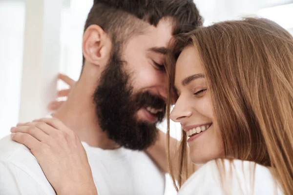 Imagem Close Romântico Casal Feliz Abraçando Sorrindo Enquanto Dança Quarto — Fotografia de Stock