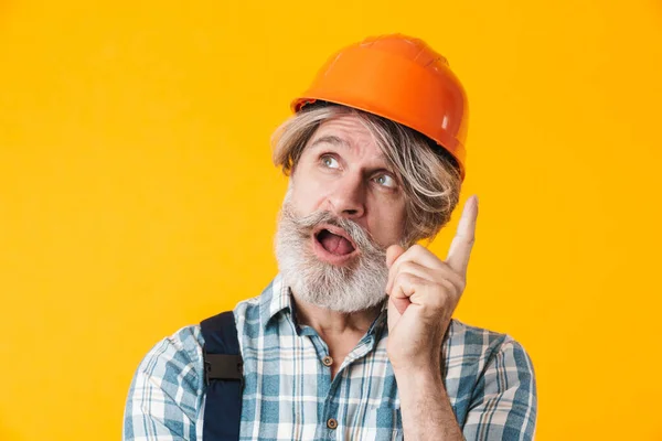 Foto Anciano Constructor Barbudo Pelo Gris Casco Posando Aislado Sobre — Foto de Stock