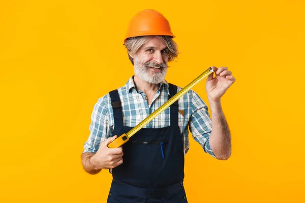 Imagem Idoso Positivo Construtor Homem Barbudo Cabelos Grisalhos Capacete Posando — Fotografia de Stock