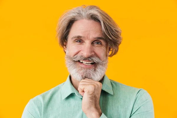 Bild Positiver Glücklicher Älterer Grauhaariger Mann Blauem Hemd Posiert Isoliert — Stockfoto