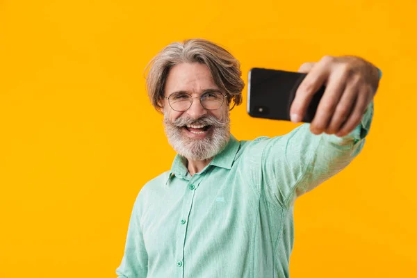 Bild Von Glücklichen Emotionalen Grauhaarigen Mann Posiert Isoliert Über Gelben — Stockfoto