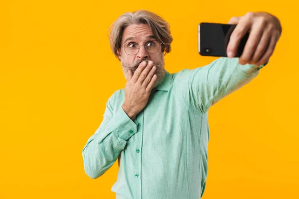 Imagen Del Hombre Pelo Gris Sorprendido Posando Aislado Sobre Fondo —  Fotos de Stock