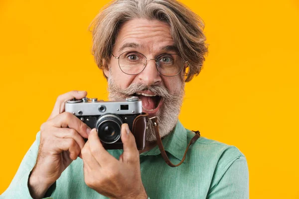 Bild Von Überraschten Emotionalen Positiven Grauhaarigen Mann Fotograf Posiert Isoliert — Stockfoto