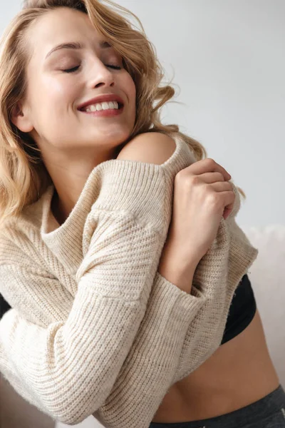 Imagen Una Hermosa Joven Optimista Positiva Posando Casa Quitándose Suéter —  Fotos de Stock